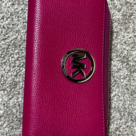 Fuchsia Michael Kors Handbag with matching wallet! RARELY used! - Picture 8 of 9